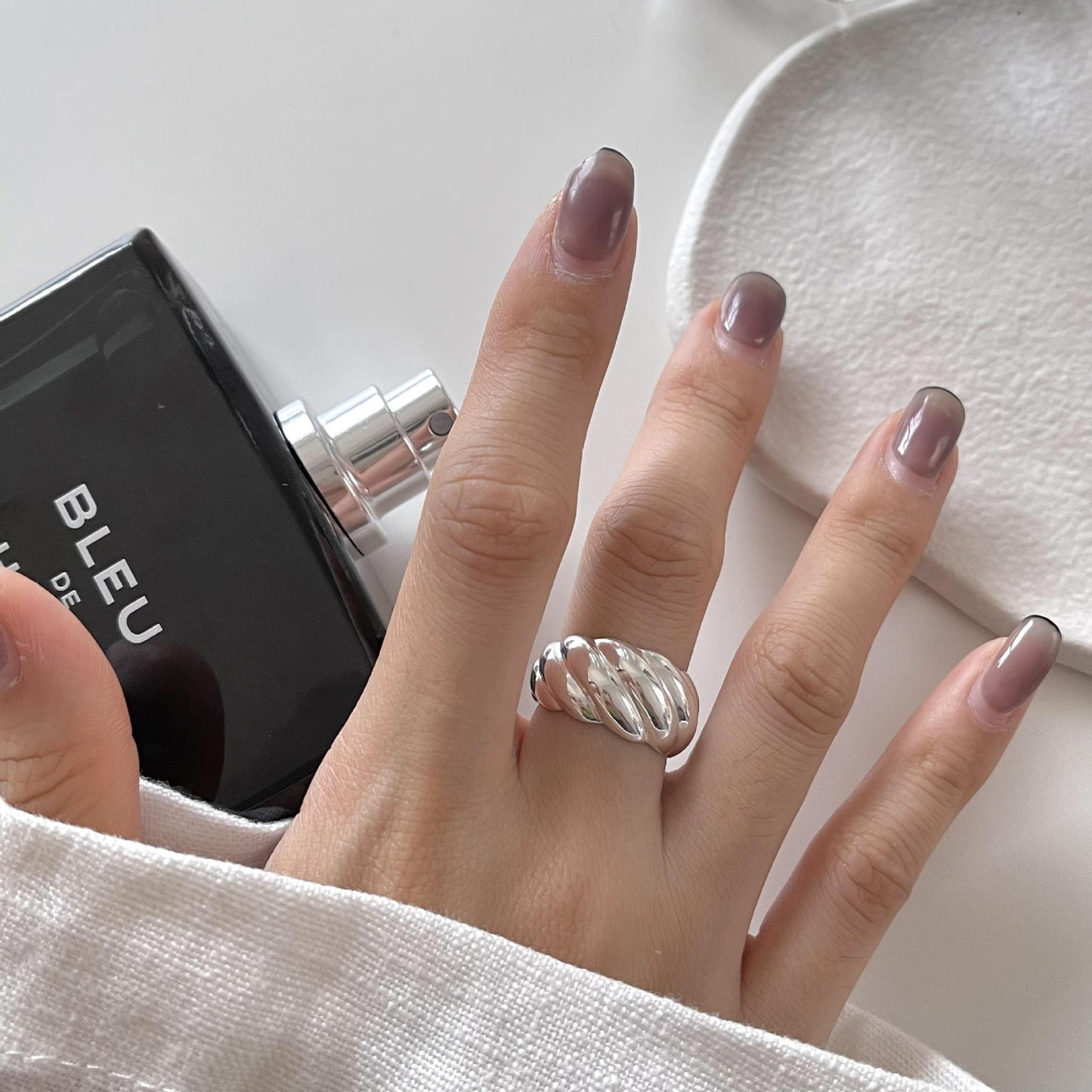 Anillo geométrico minimalista para mujer de plata de ley 925 con banda diagonal texturizada
