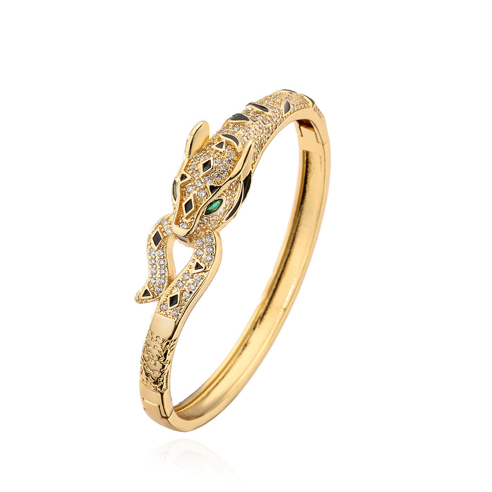 Bracciale Rigido Aperto Geometrico a Forma di Leopardo alla Moda da Donna Realizzato in Ottone con Placcatura in Oro Vero e Zirconi Micro-Incastonati