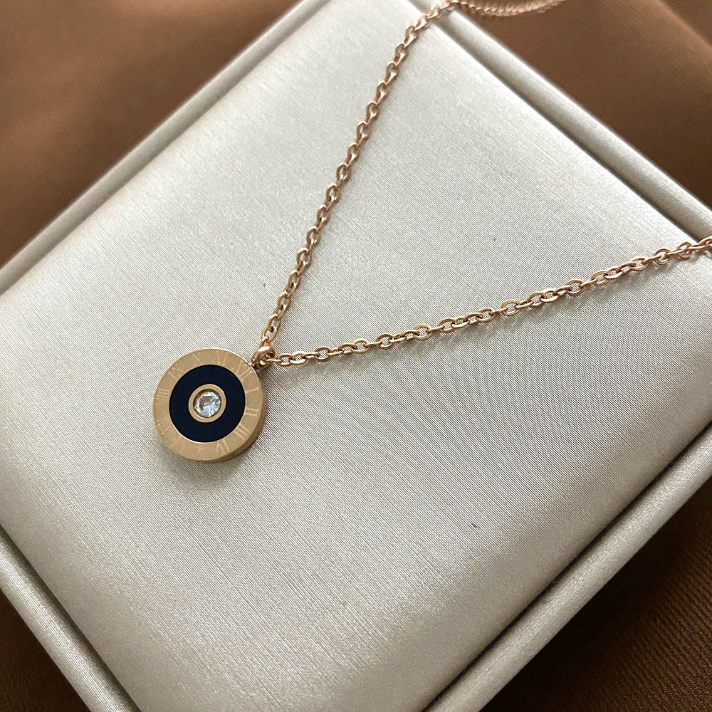 Collana da donna minimalista con pendente a forma di animale in acciaio al titanio, finitura placcata e delicata catena clavicolare