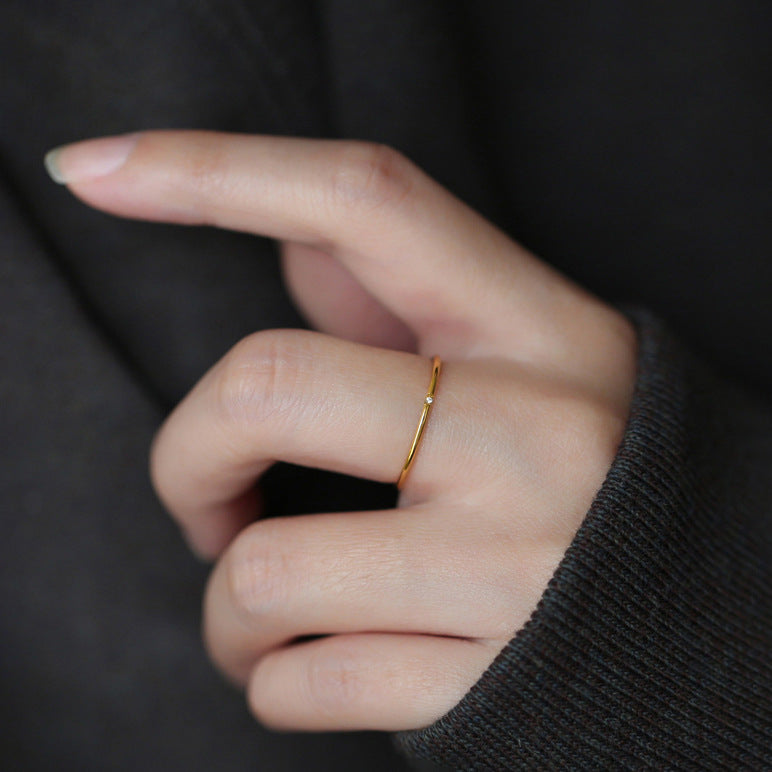 Anello Minimalista Geometrico da Donna in Acciaio al Titanio con Intarsi di Strass, Finitura Placcata, Grazioso, Impilabile, alla Moda