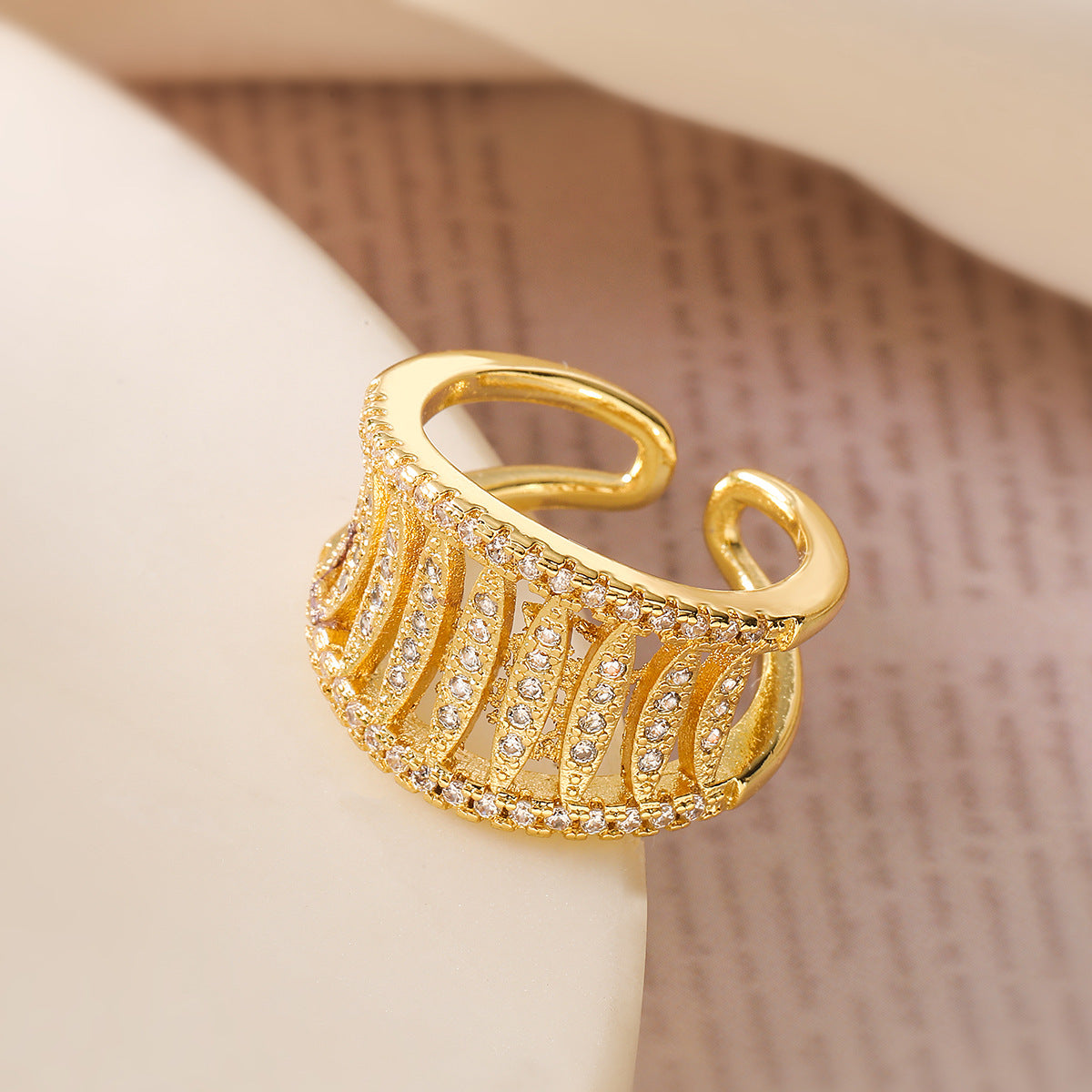 Anello Aperto Geometrico Minimalista da Donna in Rame con Placcatura in Oro Vero e Intarsi di Zirconi