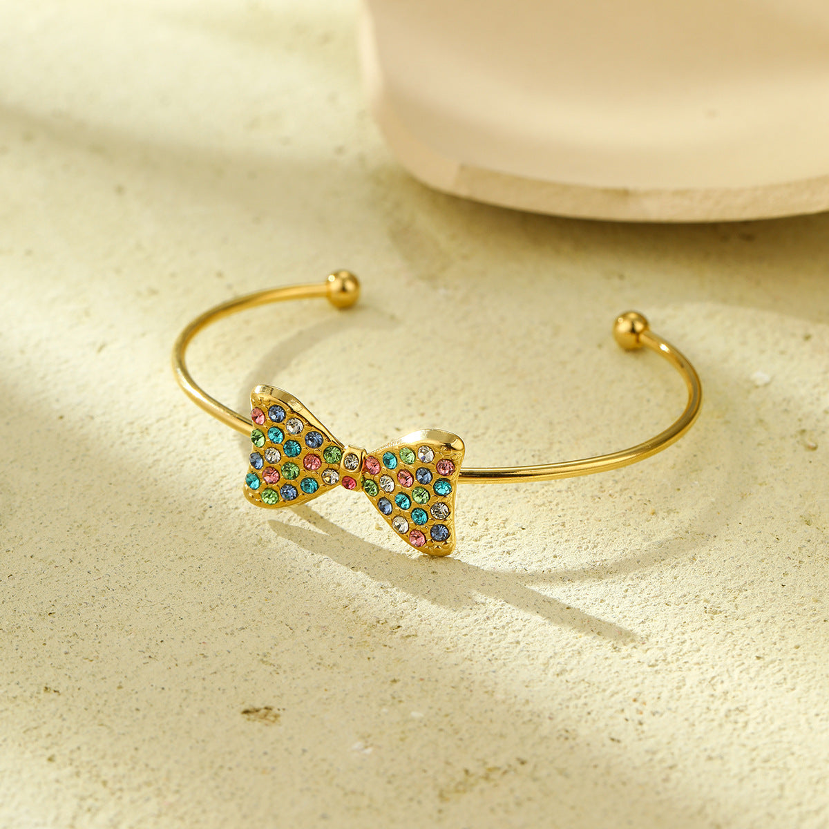 Elegante conjunto de pendientes y collar con forma de lazo de acero de titanio con incrustaciones de pedrería colorida para mujer