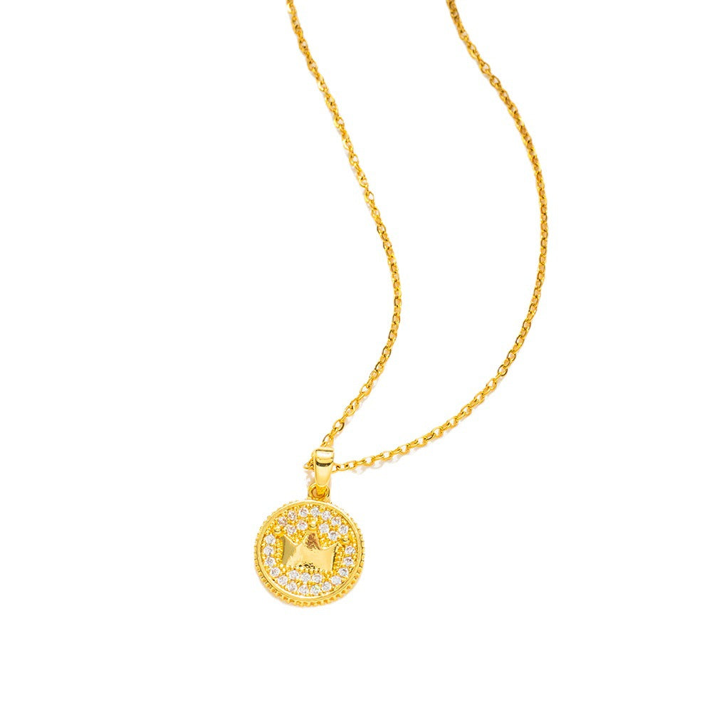 Collana con pendente a corona geometrica in acciaio al titanio placcato oro 18 carati di lusso leggero con catena a O da donna