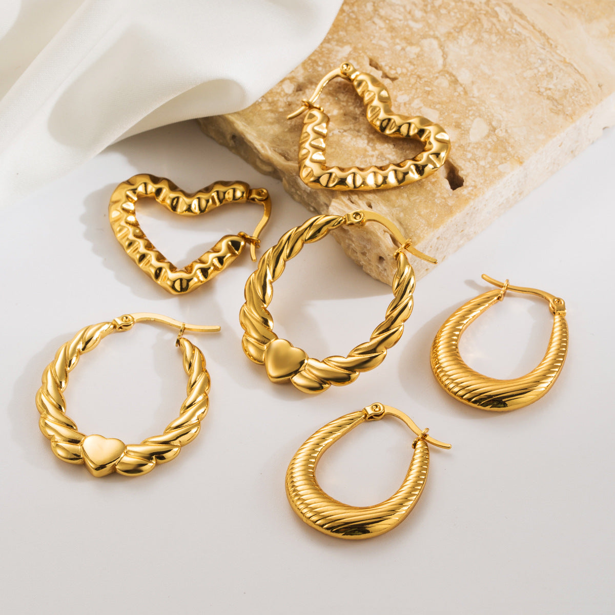 Pendientes de aro vintage con forma de corazón de acero de titanio para mujer con acabado chapado y diseño de cuerda trenzada
