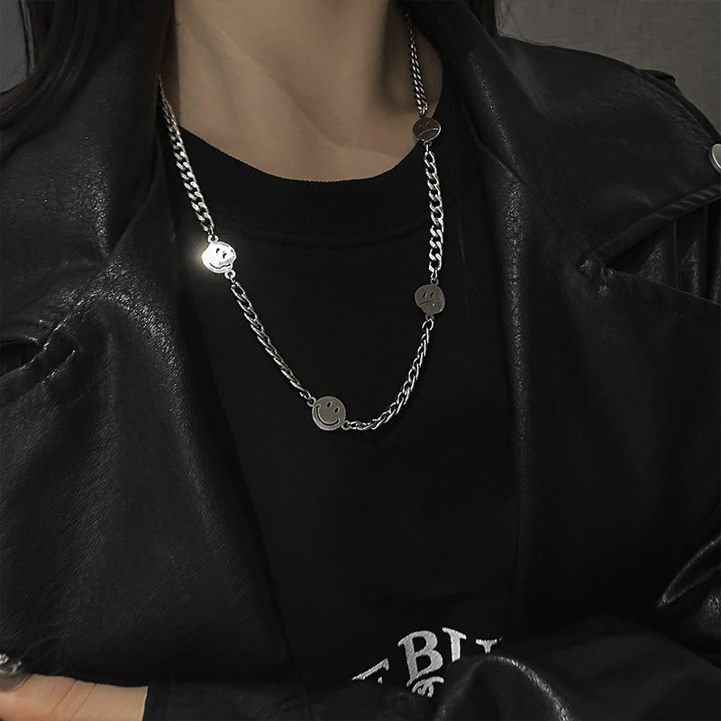 Collar con colgante de emoji divertido en acero de titanio con diseño geométrico para uso casual unisex