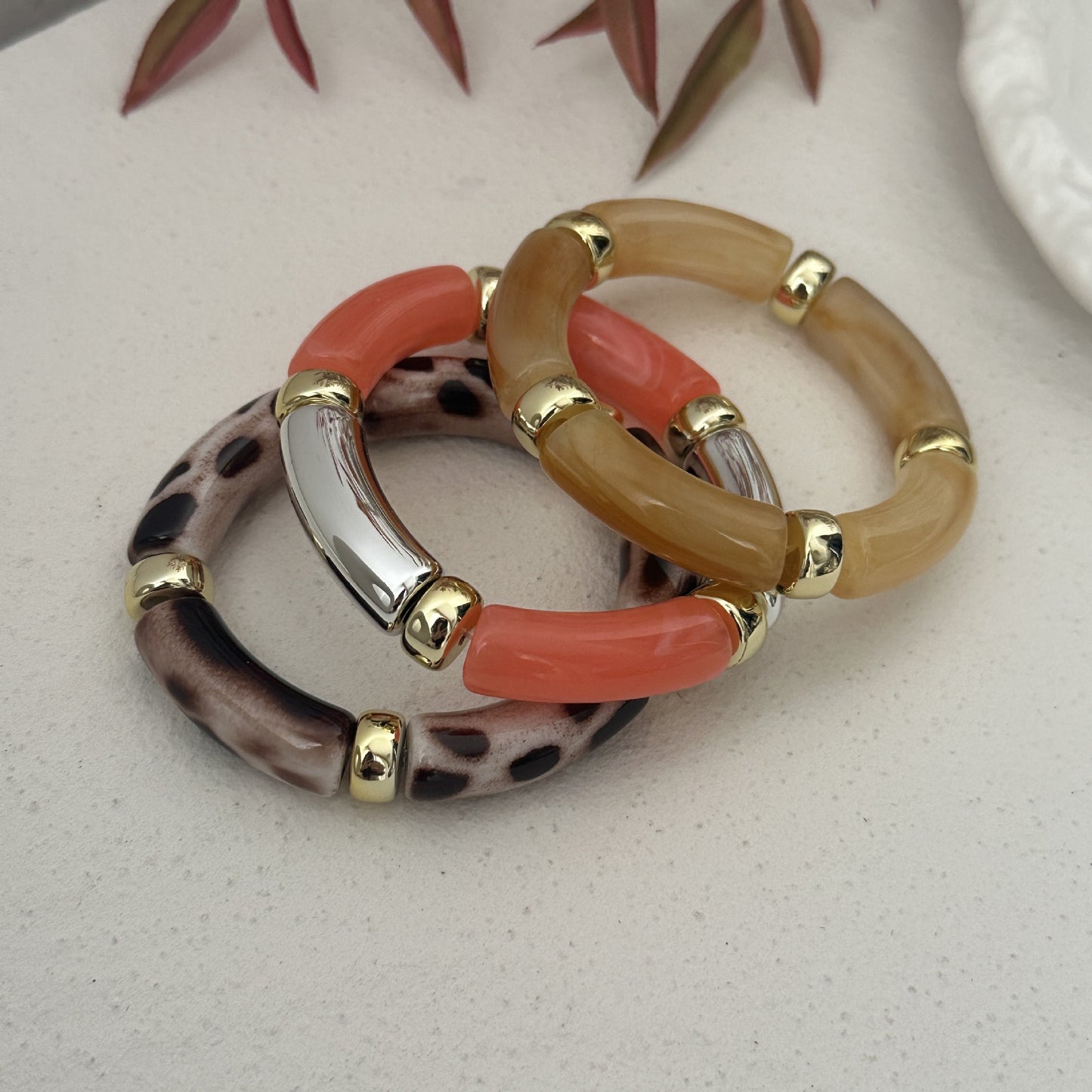 Set di bracciali con perline in resina geometrica e snodi in bambù, placcati oro e tubi curvi lucidati