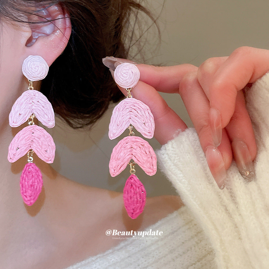 Pendientes de borla de rafia estilo Sweet Coastal, inspirados en Daphne, con postes de acero chapado en forma de hoja geométrica