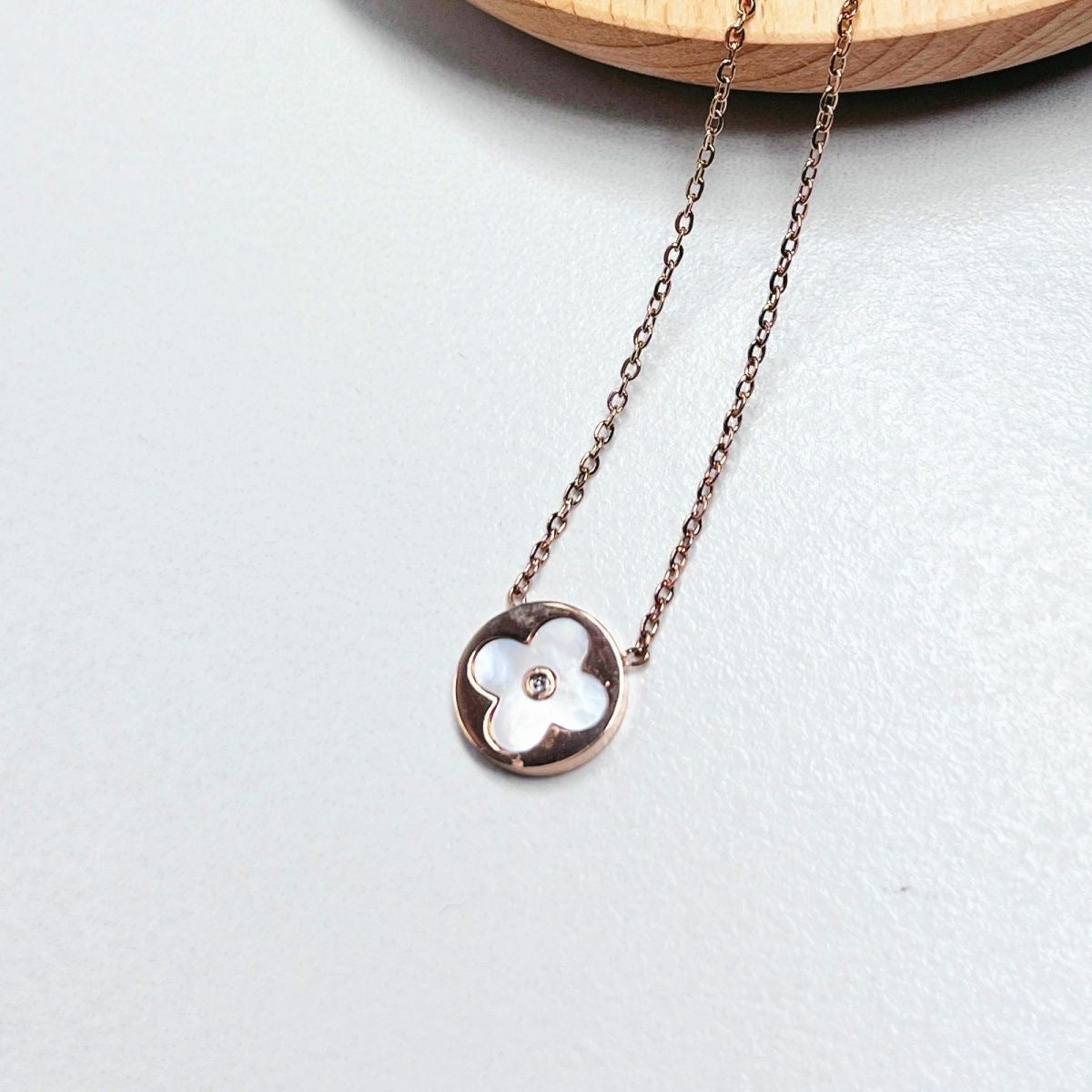 Minimalist Clover-Shaped Titanium Steel Necklace for Women with Mother-of-Pearl Inlay and Plated Finish