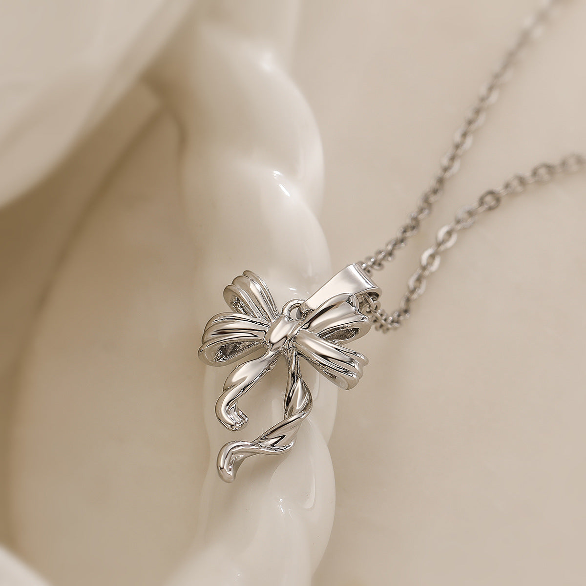 Collana con ciondolo a fiocco minimalista in rame da donna, catena versatile per clavicola