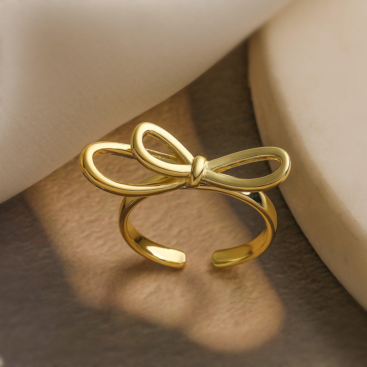 Anello Minimalista con Fiocco Vuoto da Donna in Rame Placcato Oro 18K, Design Geometrico e Irregolare