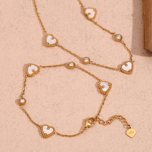 Collana Minimalista da Donna in Acciaio Inossidabile Placcato Oro 18K a Forma di Cuore con Tre Ciondoli a Conchiglia e Strass Rotondi
