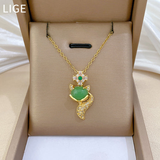Collar con colgante de zorro de dibujos animados para mujer, de acero de titanio con incrustaciones de circonita verde, delicada cadena para la clavícula con diseño geométrico y motivo de luna natural
