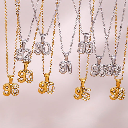 Collana Minimalista da Donna con Catena in Acciaio Inossidabile, Ciondolo in Acciaio al Titanio Placcato Oro 18K, Dettaglio in Strass Micro-Incassati, Design Numerico 3D dell'Anno