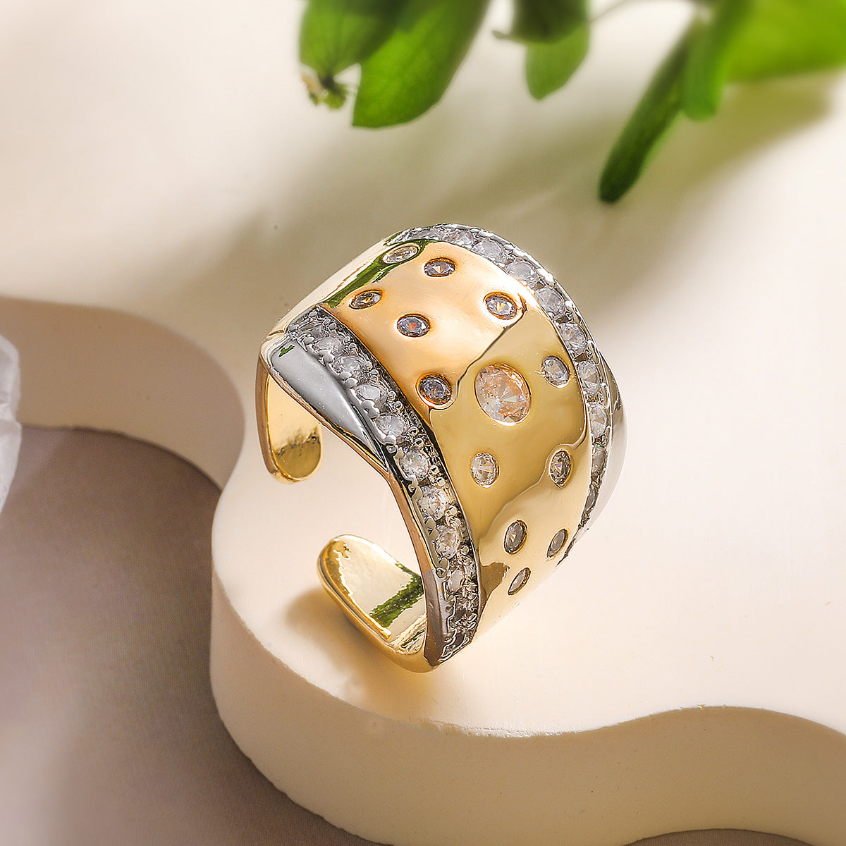 Anello aperto geometrico minimalista da donna in rame con zirconi micro-pavé