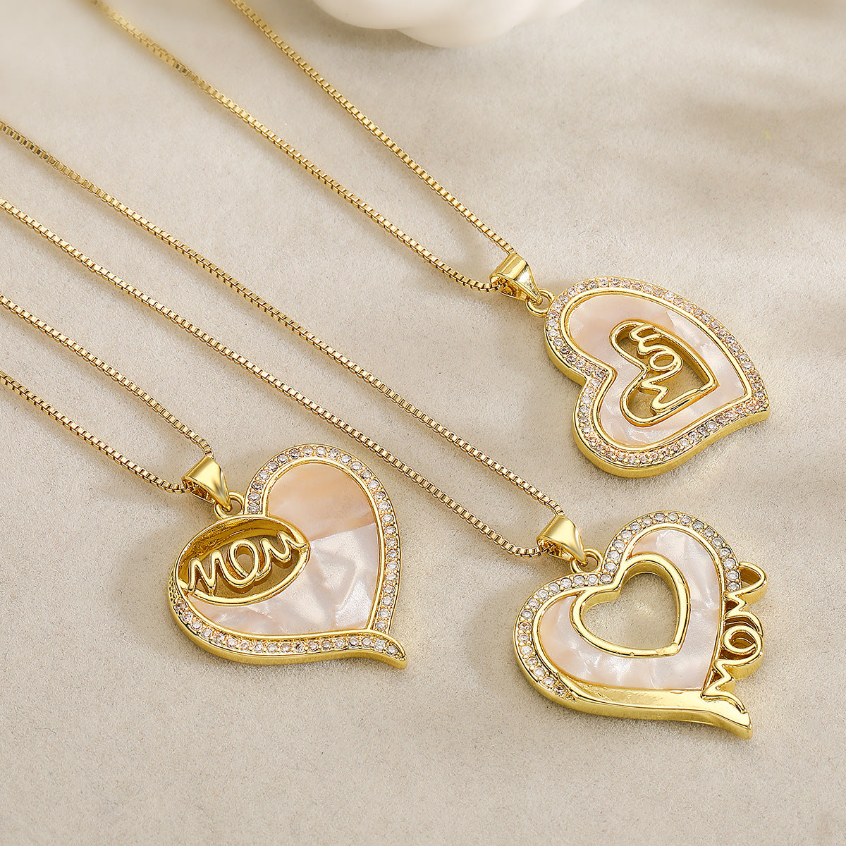Collana Pendente Minimalista Geometrica MAMMA da Donna con Base in Rame Placcato in Oro Vero e Intarsio di Zirconi a Forma di Conchiglia