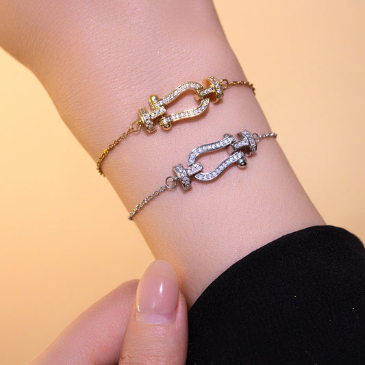 Bracciale Minimalista a U in Acciaio al Titanio Placcato da Donna con Strass Micro-Pavé e Design a Lettera