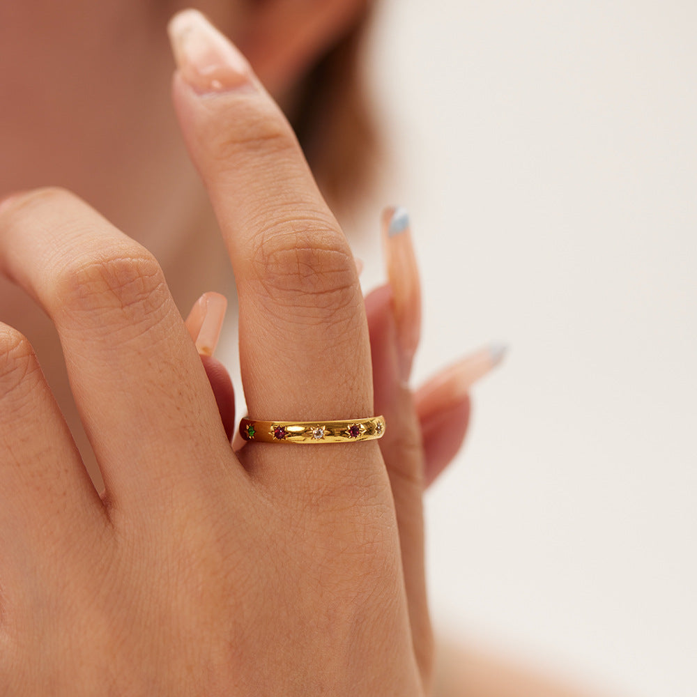 Anello esagonale geometrico in acciaio inossidabile da donna con intarsio di zirconi colorati e finitura placcata