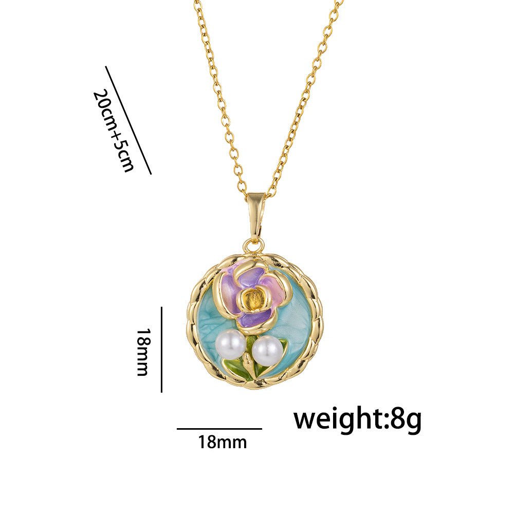Collana con ciondolo floreale e geometrico smaltato vintage francese in acciaio al titanio con perla d'acqua dolce barocca