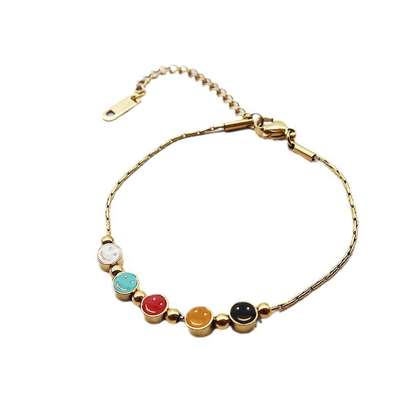 Bracciale da donna in acciaio al titanio con ciondolo sorridente minimalista, finitura smaltata e perline con accenti in oro 18 carati