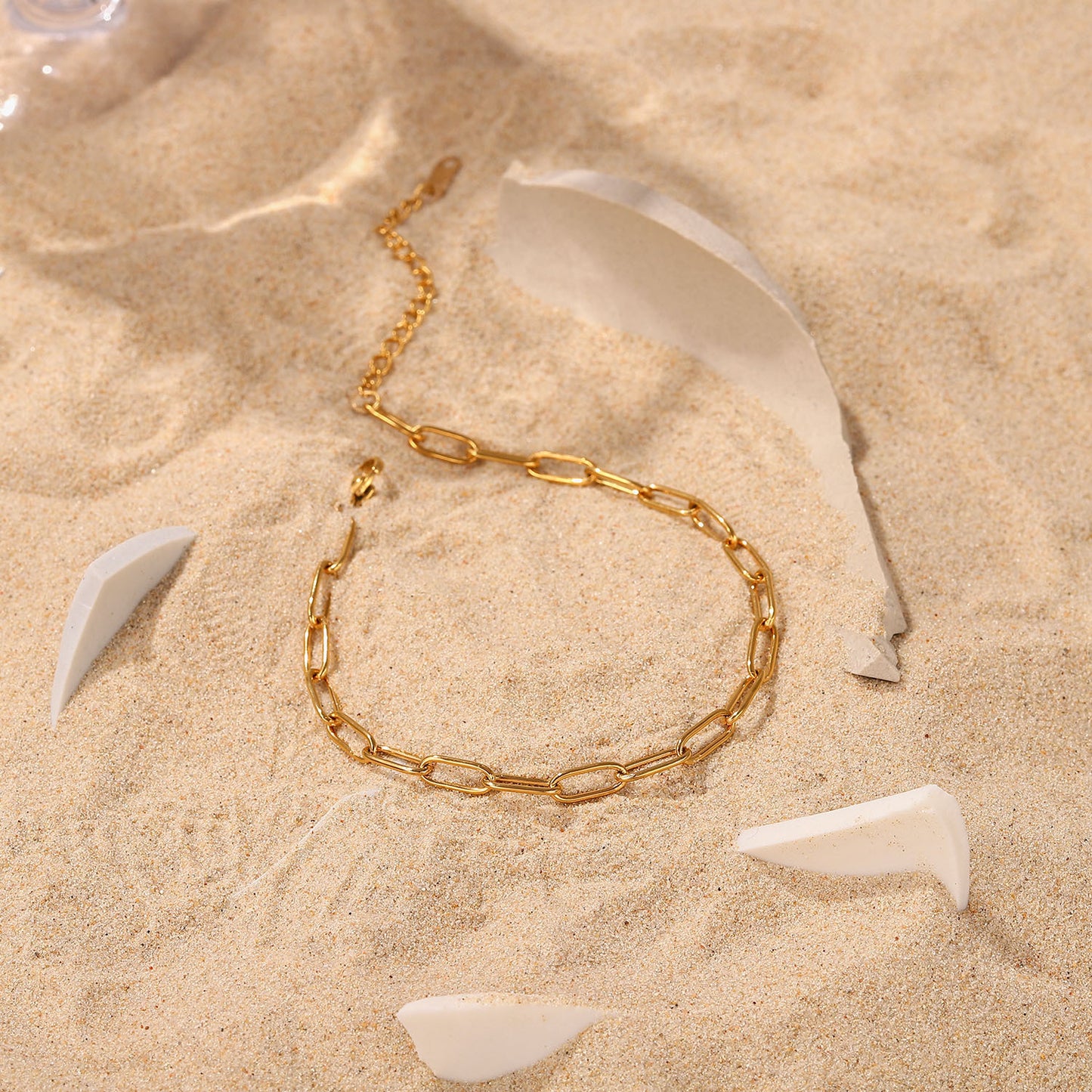 Cavigliera Minimalista Geometrica in Acciaio al Titanio con Catena a Spillo in Oro 18K da Donna
