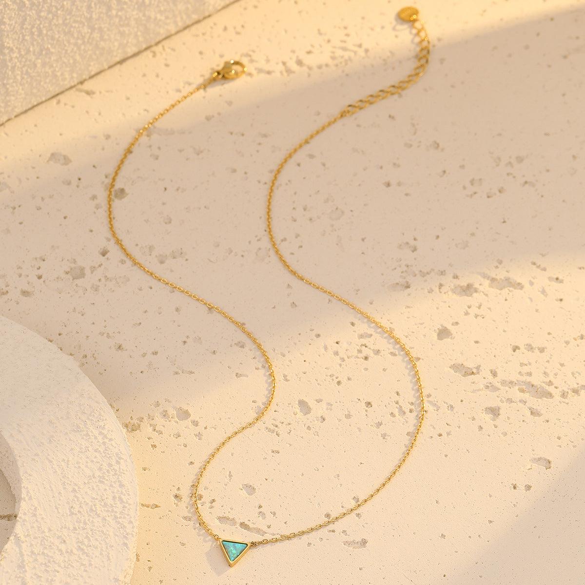 Collar con Colgante de Piedra Natural en Forma de Triángulo de Acero Inoxidable con Acabado Chapado para Mujer