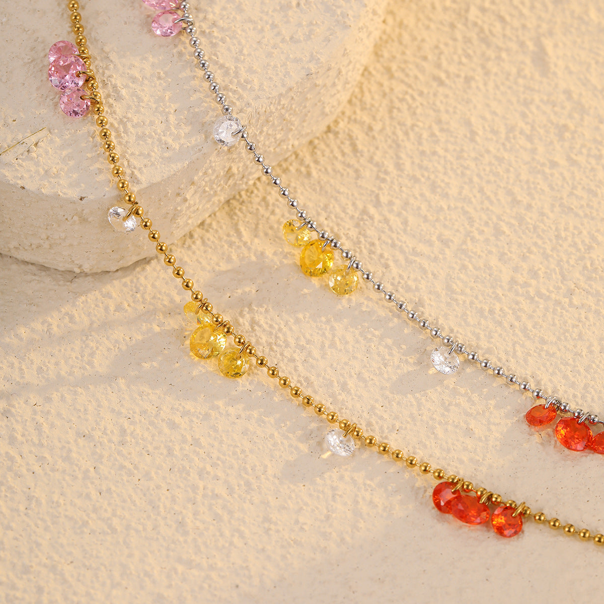 Bracciale da donna minimalista e alla moda in acciaio inossidabile con intarsi in zirconi colorati e placcatura in oro per un look di lusso