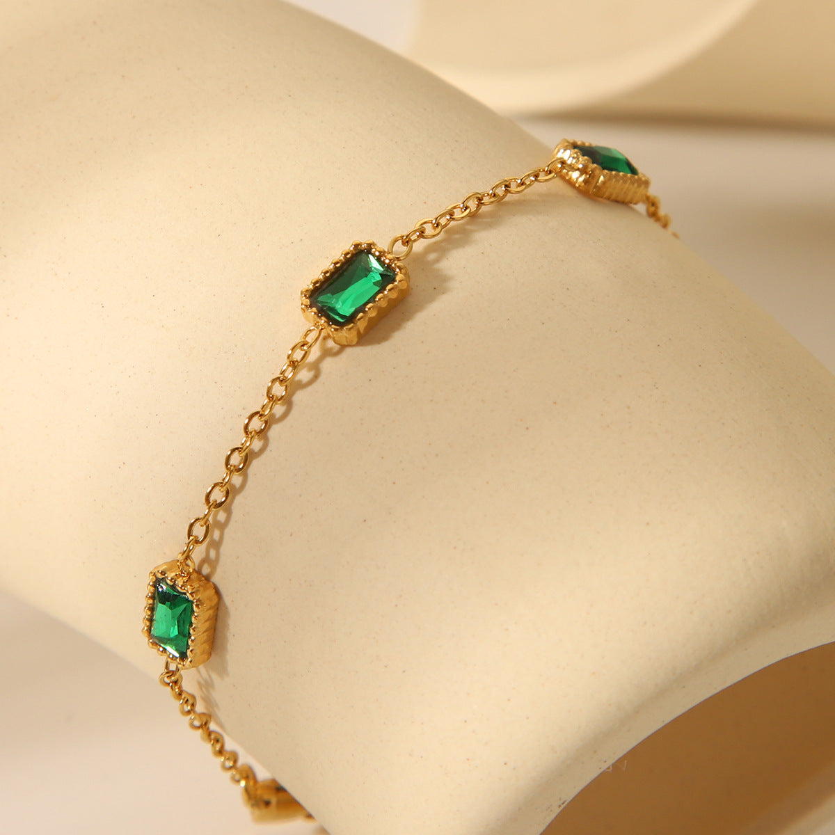 Bracciale da donna in acciaio al titanio stile INS con placcatura in oro 18 carati e intarsio di zirconi geometrici