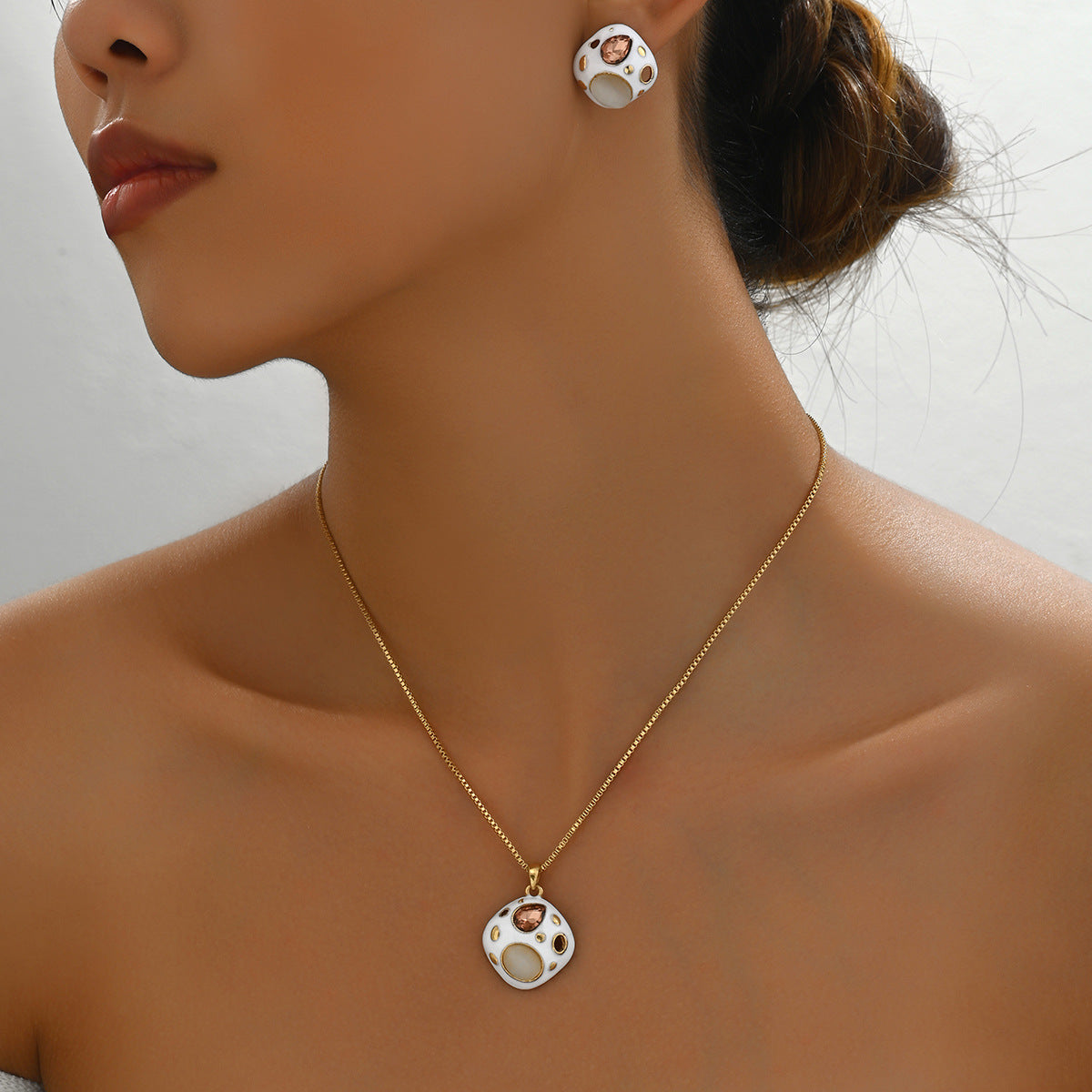 Conjunto de collar y pendientes geométricos minimalistas para mujer con base de cobre y gemas sintéticas incrustadas en aleación