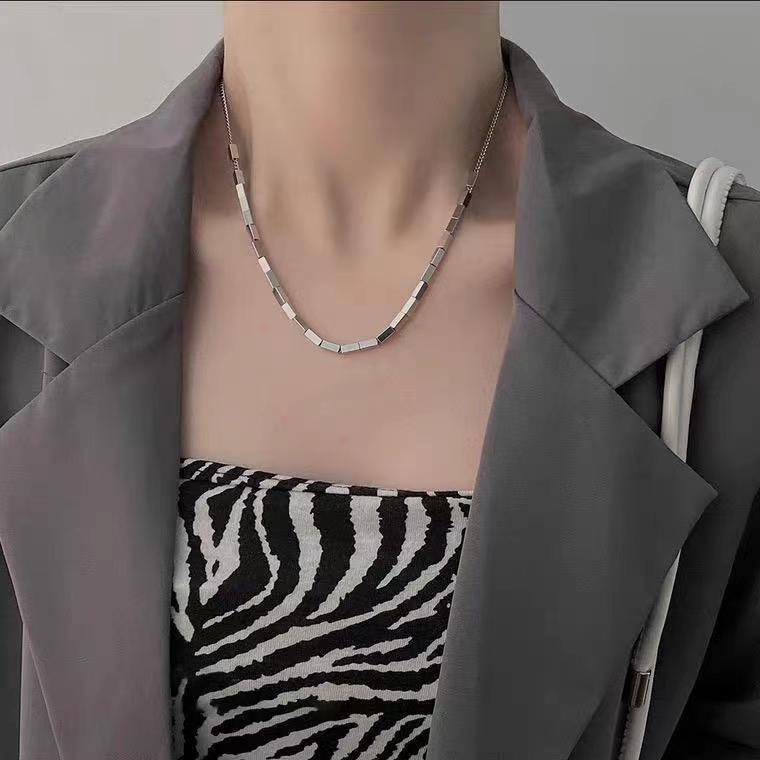 Collana da donna a catena serpente placcata in acciaio al titanio geometrica minimalista
