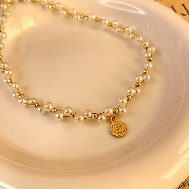 Collana con ciondolo a personaggio dei cartoni animati d'ispirazione vintage per donna con intarsio di perle artificiali su catena a O