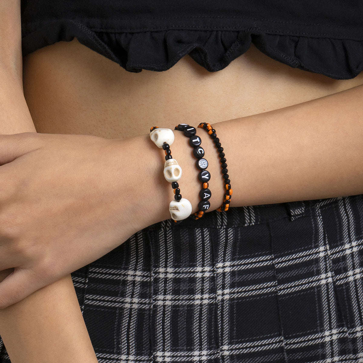 Bracciale elasticizzato con teschio in stile punk e perline con lettere per donna con componenti in resina e design geometrico