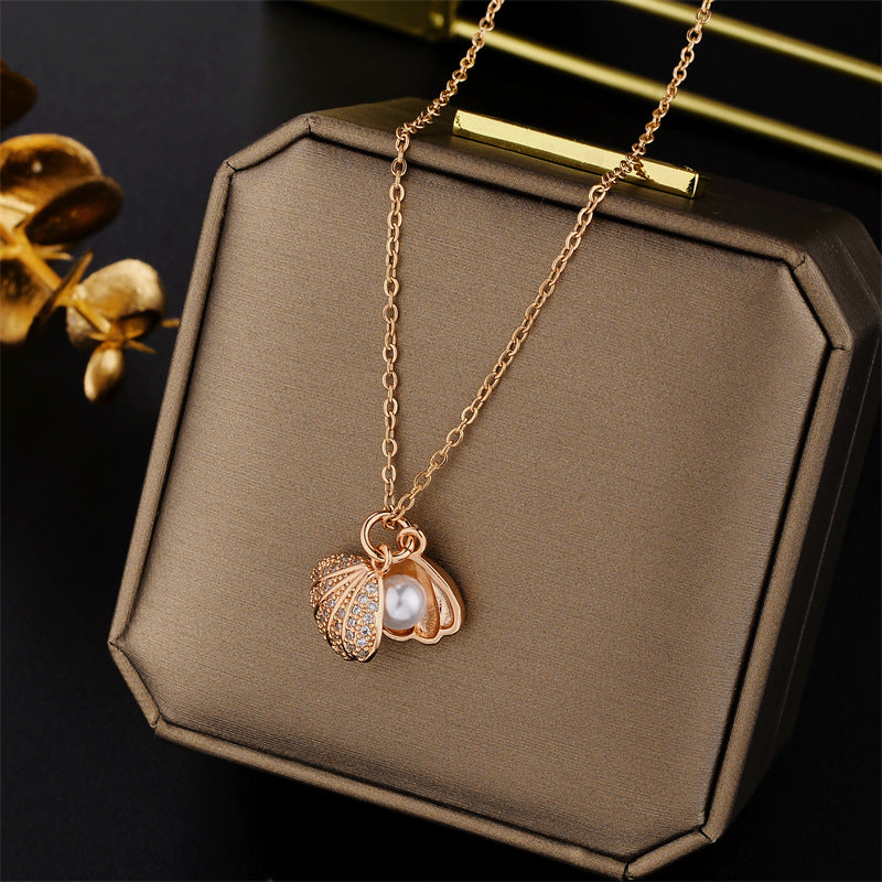 Collana da donna alla moda con conchiglia a ventaglio e perle, in acciaio al titanio con intarsio di strass e placcatura in oro