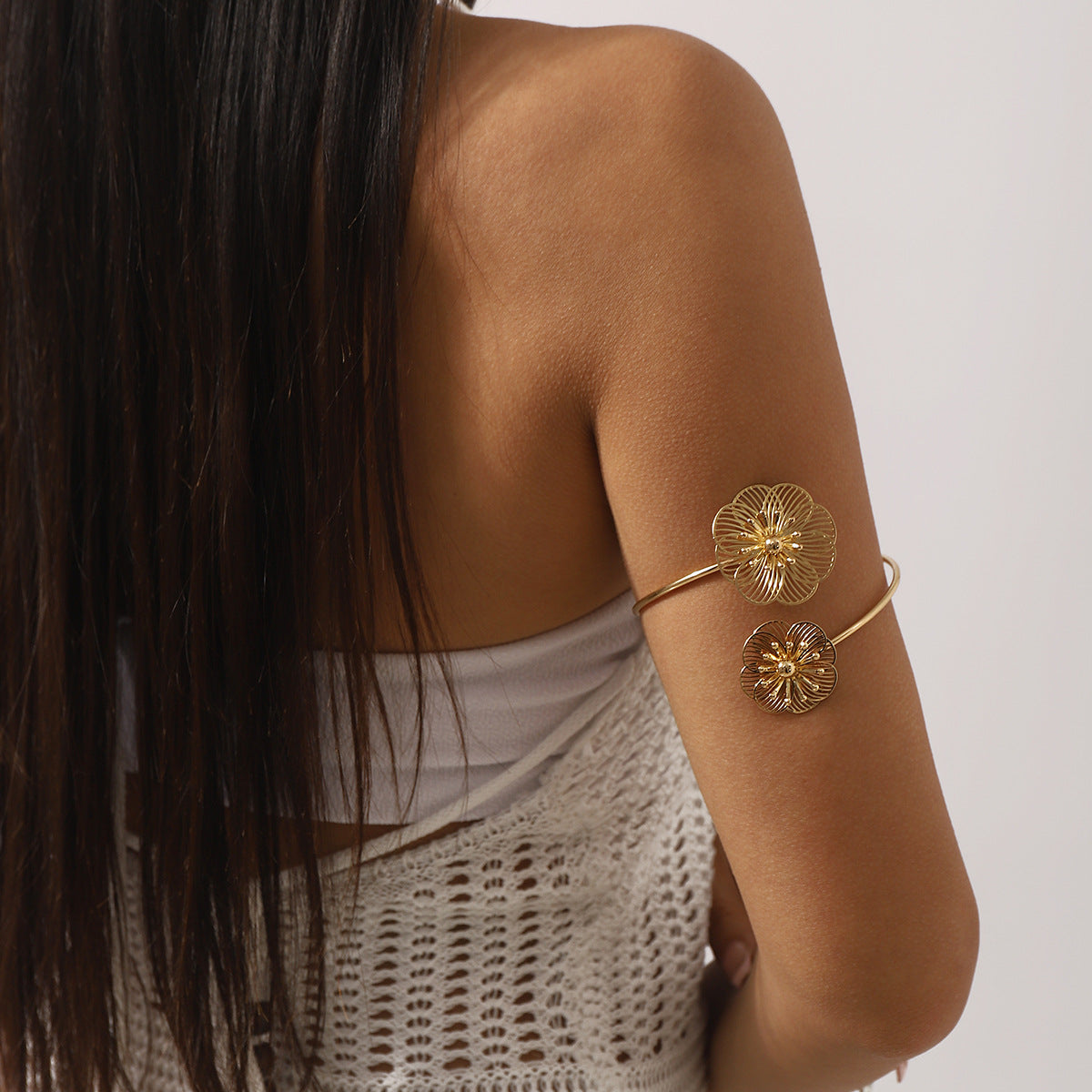 Bracciale da donna a polsino con fiore 3D traforato minimalista con finitura placcata