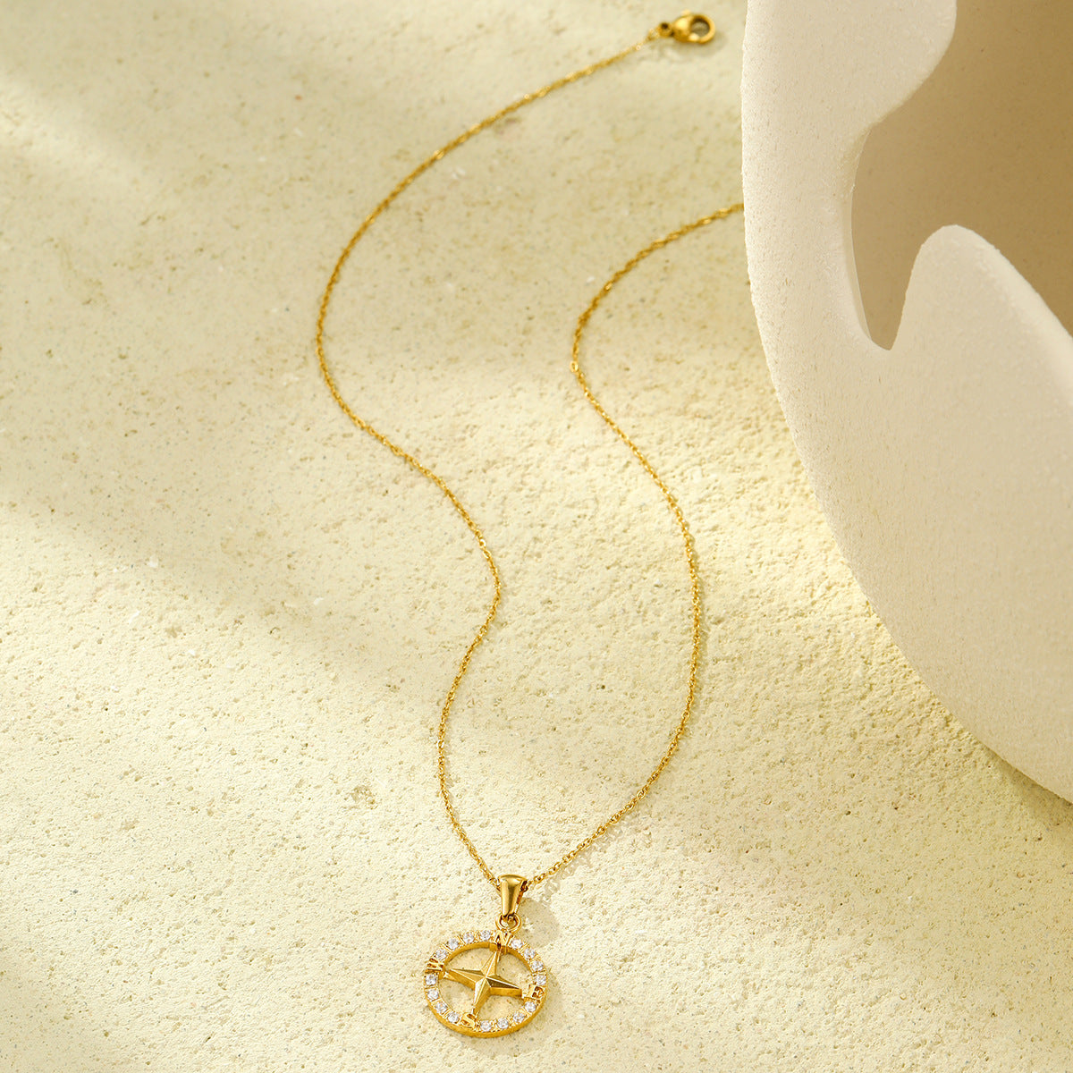 Collana con ciondolo a bussola nautica vintage alla moda per donna con design a ruota di nave in acciaio inossidabile e finitura galvanizzata