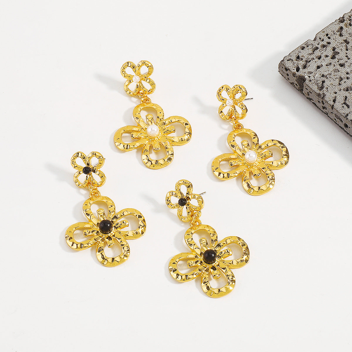 Pendientes florales geométricos huecos, dulces y atrevidos, de aleación con incrustaciones de perlas simuladas y acabado galvanizado para mujer