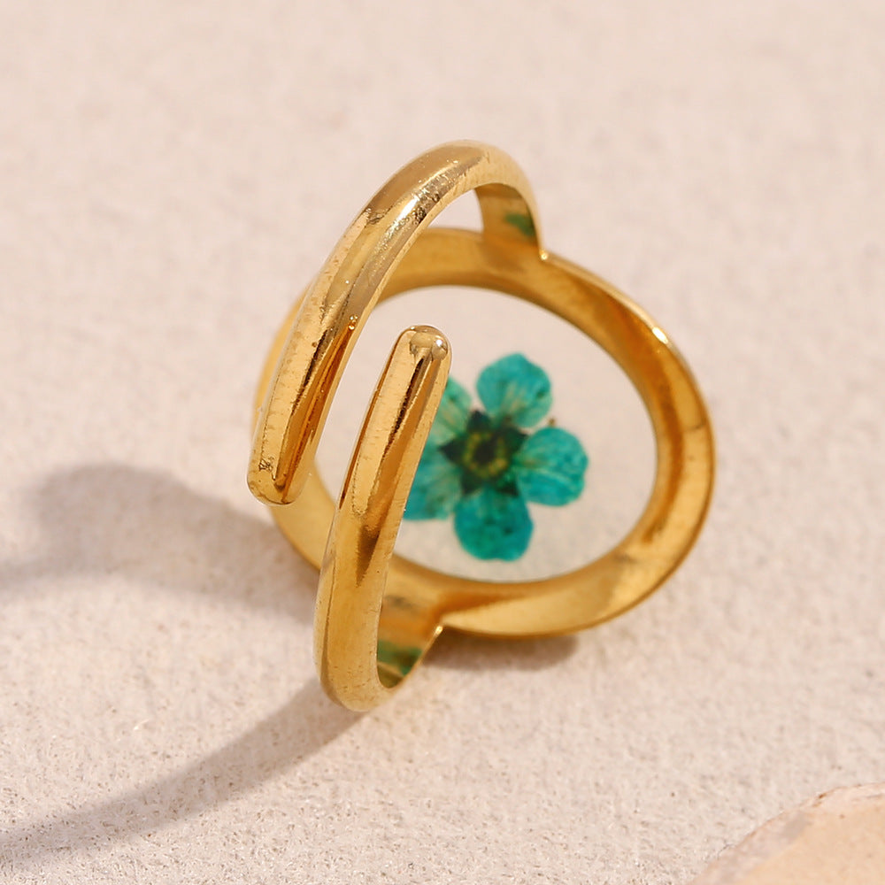 Anello da donna minimalista floreale in acciaio inossidabile placcato oro 18 carati con fiore essiccato verde e acrilico
