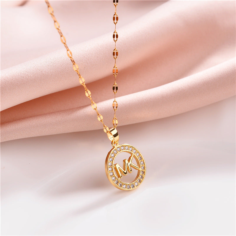 Collar con colgante de letra hueca minimalista en acero de titanio con incrustaciones de diamantes de imitación en cadena de cuentas