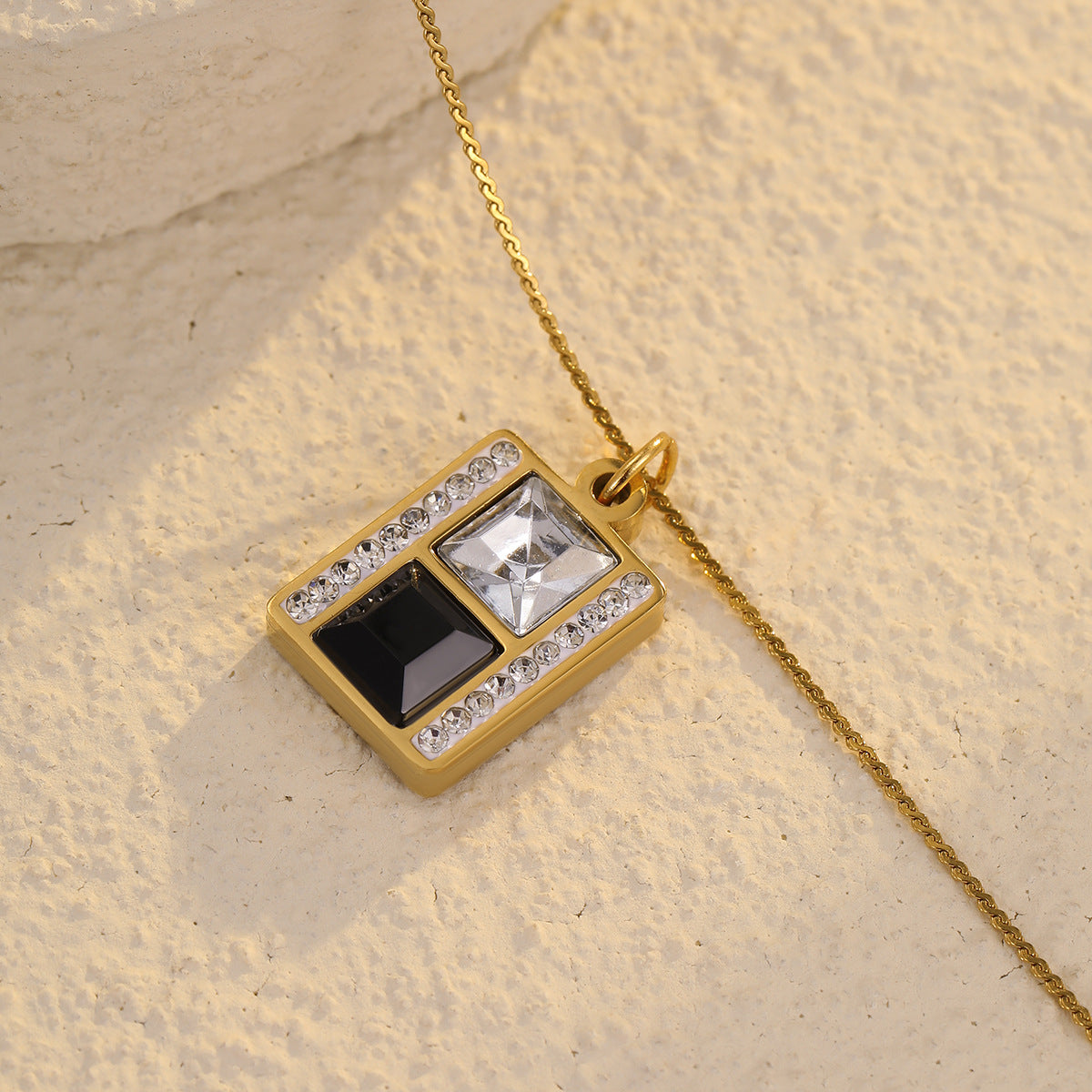 Collana da donna minimalista ed elegante in acciaio inossidabile con pendente rettangolare placcato in oro 18 carati