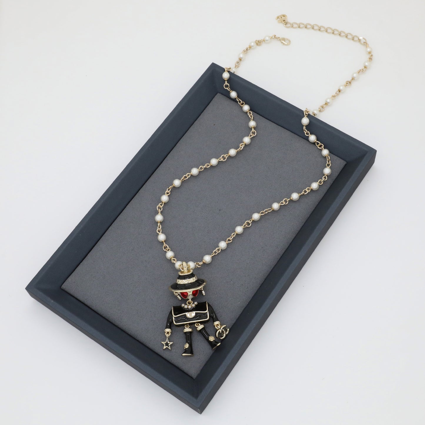 Collana con ciondolo a forma di robot a fumetti in ottone placcato oro di lusso con catena a sfera per donne