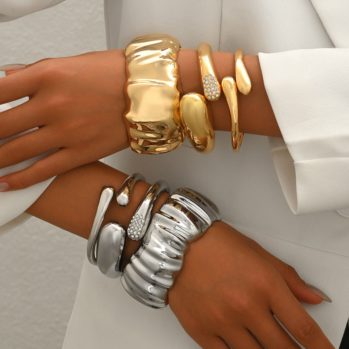 Pulsera de aleación de zinc con chapado en oro de 18 quilates, diseño geométrico arrugado, de lujo ligero para mujer