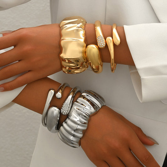 Pulsera de aleación de zinc con chapado en oro de 18 quilates, diseño geométrico arrugado, de lujo ligero para mujer