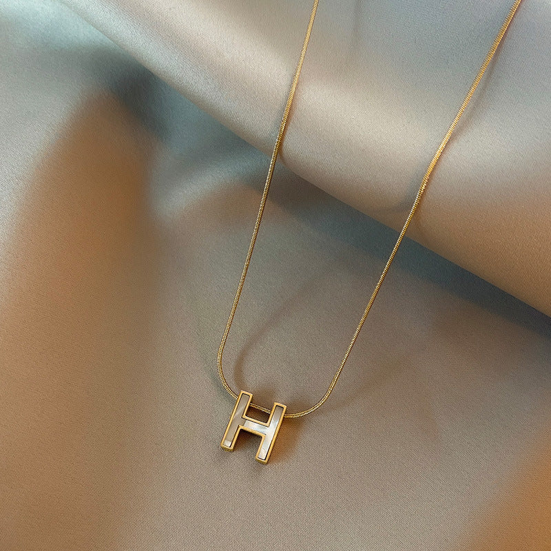 Collana con Pendente a Lettera H Minimalista in Acciaio al Titanio con Placcatura in Oro e Intarsi in Zirconi per Donna