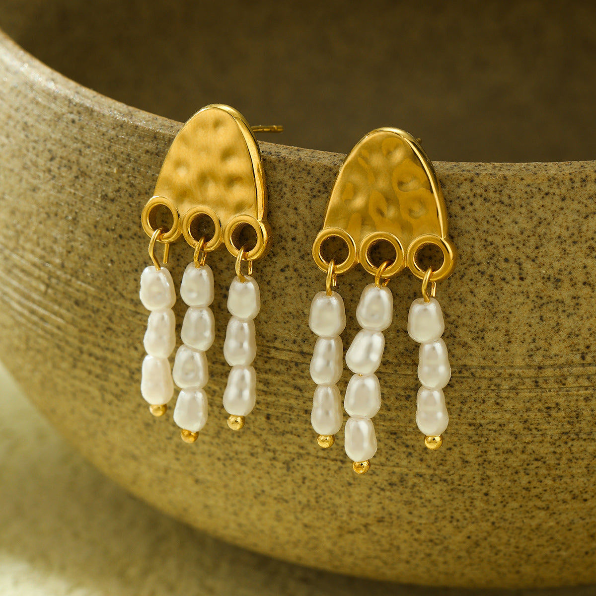 Orecchini da donna in acciaio inossidabile con perle e texture a medusa, stile vintage, con finitura placcata