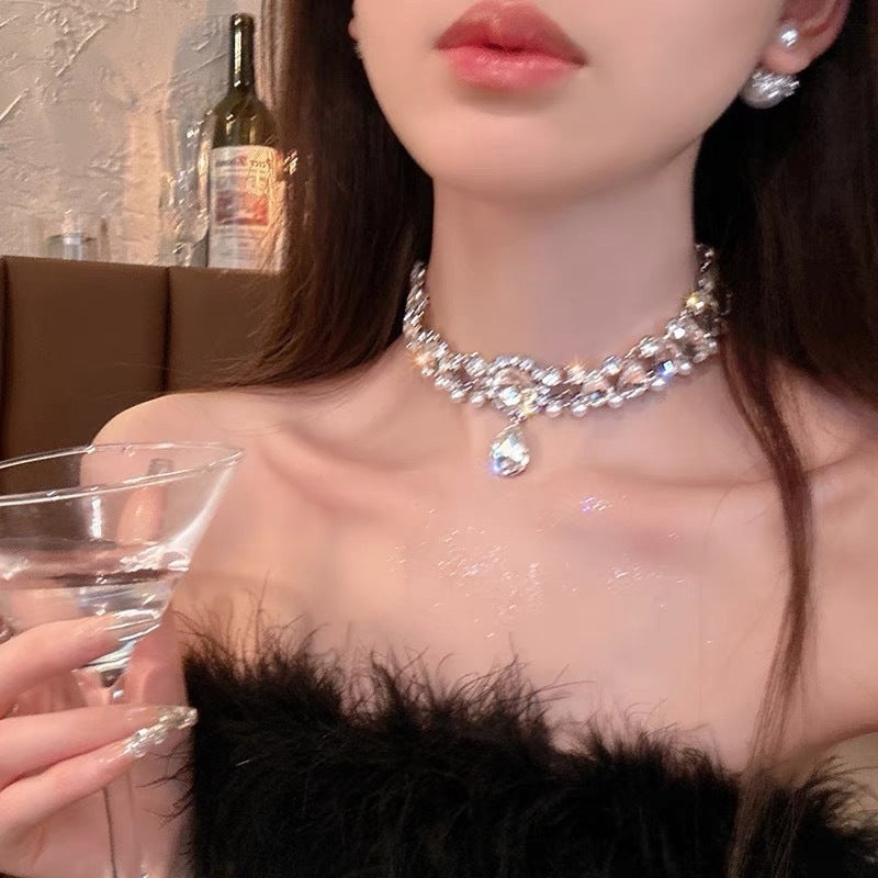 Elegante collar con colgante de lazo de diamantes de imitación y detalles de nácar perlado para mujer — Delicada cadena para clavícula en estilo de lujo minimalista y a la moda