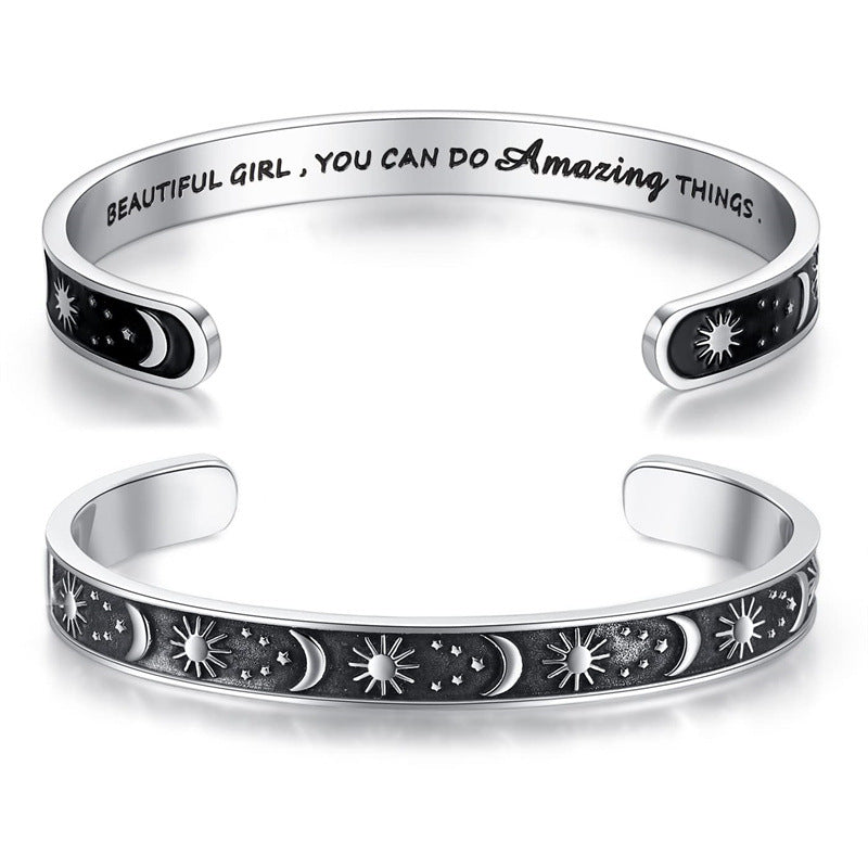 Pulsera Minimalista de Acero Inoxidable Grabada con Láser, con Diseño C, Motivo de Sol, Luna y Estrellas y Texto Inspirador en Inglés