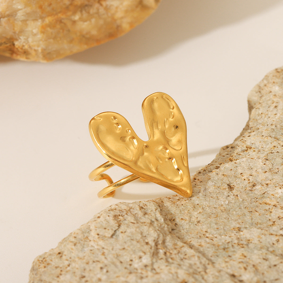 Anello minimalista da donna con apertura a forma di cuore in acciaio inossidabile placcato oro 18 carati