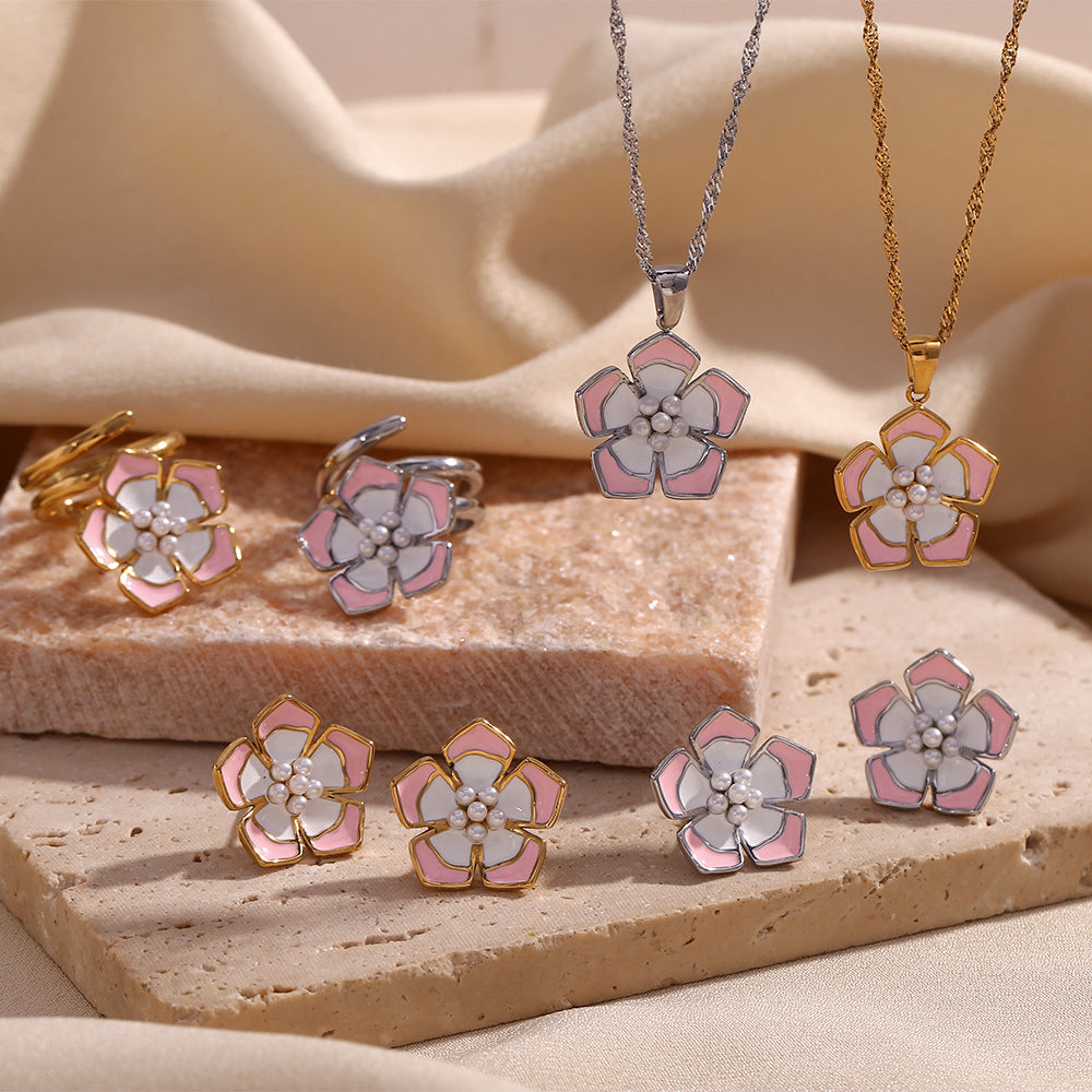 Collana pendente con petalo floreale alla moda da donna in acciaio inossidabile placcato oro 18 carati con dettagli in smalto