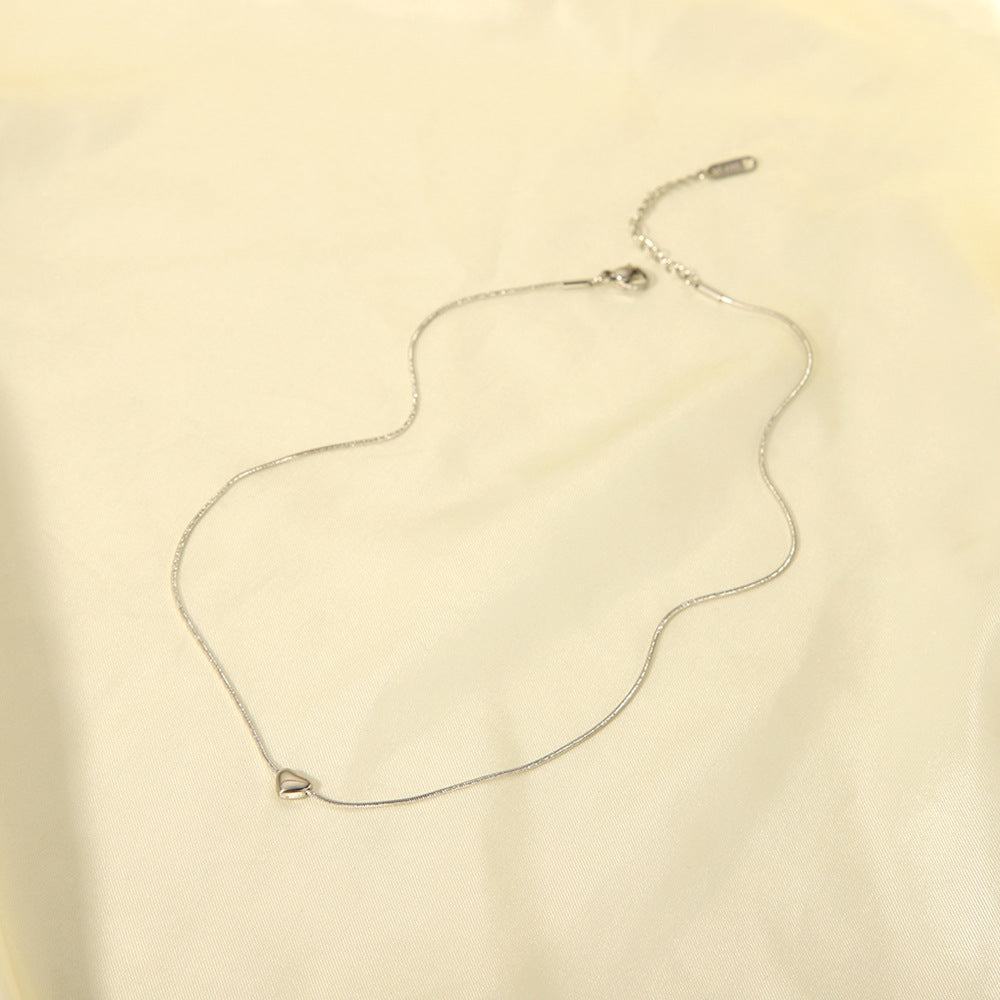Collana Pendente Minimalista a Cuore da Donna in Acciaio al Titanio con Finitura Galvanizzata su Catena Snake