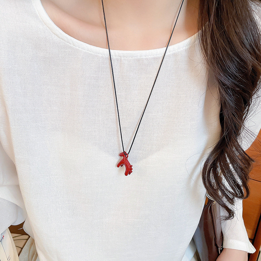 Collar con colgante de caballo minimalista de lujo para mujer en madera con chapado en oro de 18 quilates — Cadena para suéter de uso diario