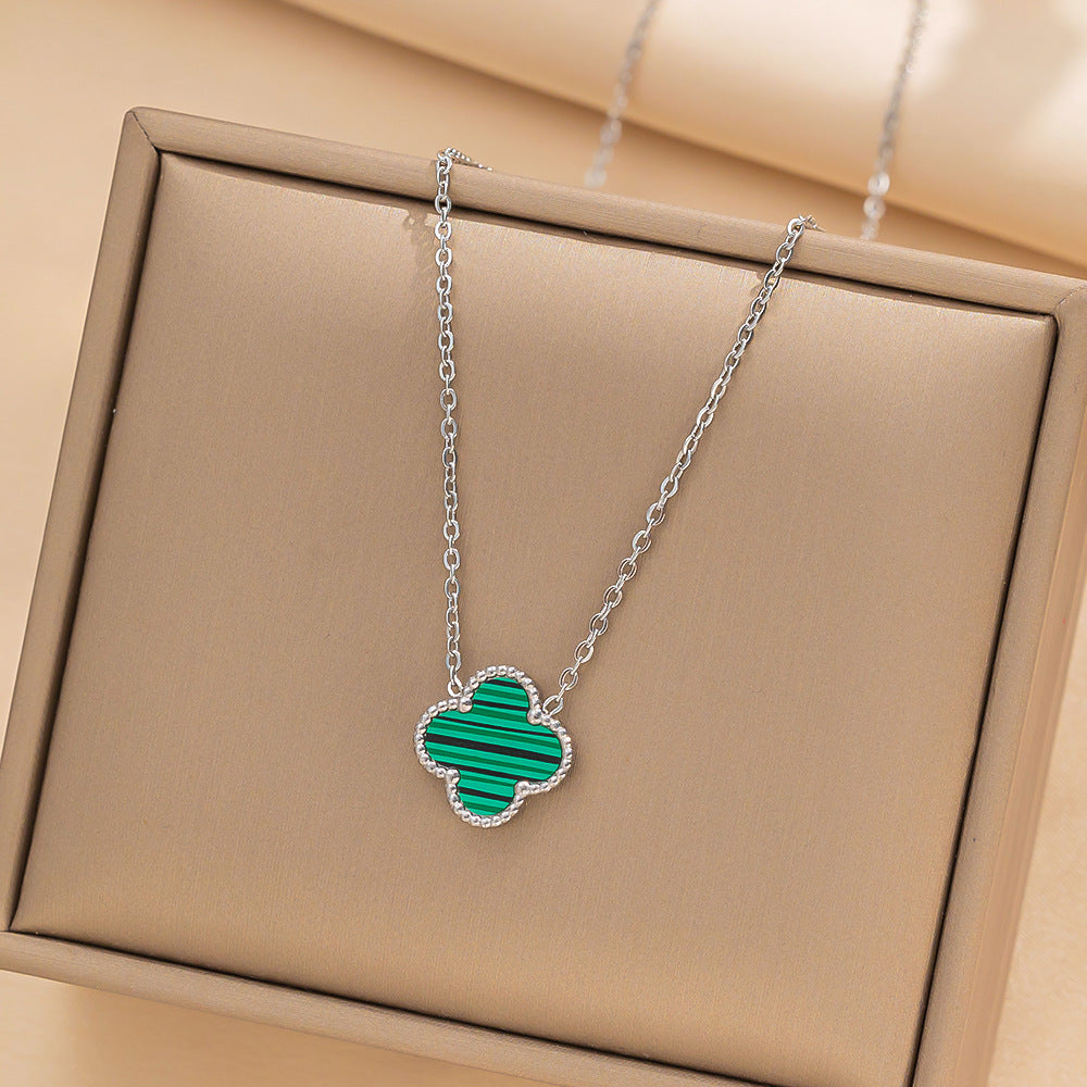 Set di collana, bracciale e orecchini a lobo da donna in acciaio al titanio minimalista con quadrifoglio fortunato